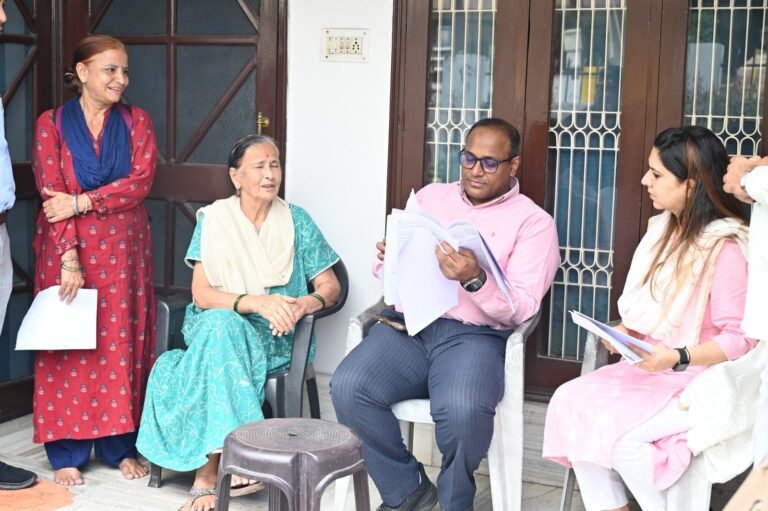 1790336027_398_मुख्य-निर्वाचन-अधिकारी-ने-किया-देहरादून-में-स्थलीय-निरीक्षण.jpeg