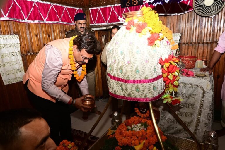 1790431005_432_मुख्य-सचिव-आनंद-बर्धन-ने-गंगोत्री-धाम-में-की-पूजा-अर्चना.jpg