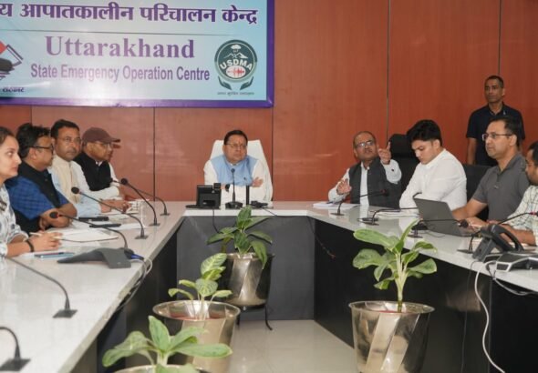 1790611970_570_दिल्ली-से-लौटते-ही-सीधे-राज्य-आपातकालीन-परिचालन-केंद्र-पहुंचे.jpg