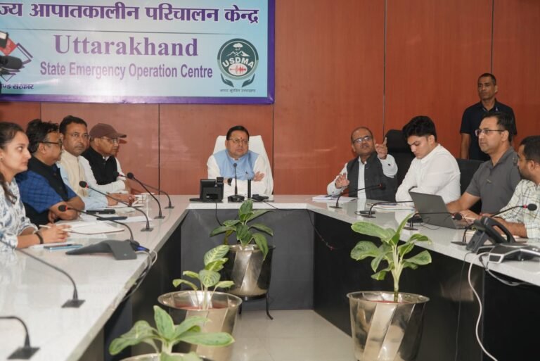 1790611970_570_दिल्ली-से-लौटते-ही-सीधे-राज्य-आपातकालीन-परिचालन-केंद्र-पहुंचे.jpg