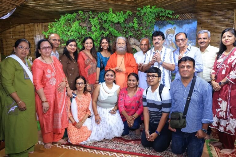 1790781828_603_परमार्थ-निकेतन-में-विश्वभर-से-पहुंच-रहे-योग-साधक-गंगा.jpeg