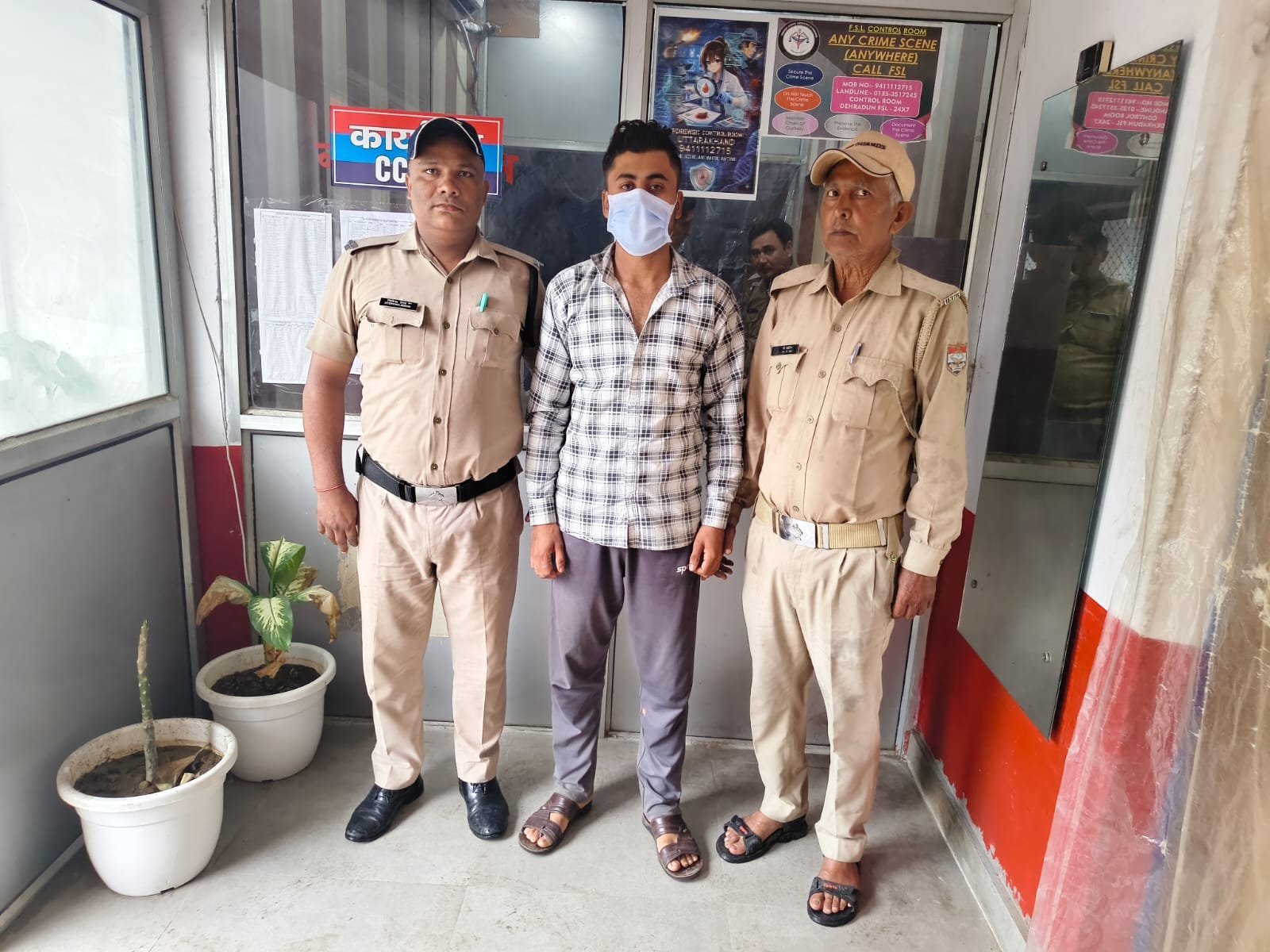 SSP-हरिद्वार-हरिद्वार-के-आदेशानुसार-वारंटीयो-के-विरुद्ध-हरिद्वार-पुलिस.jpg
