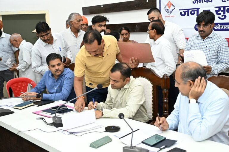 जनपद-वासियों-की-समस्याओं-को-त्वरित-निस्तारण-के-उदेश्य-से.jpg