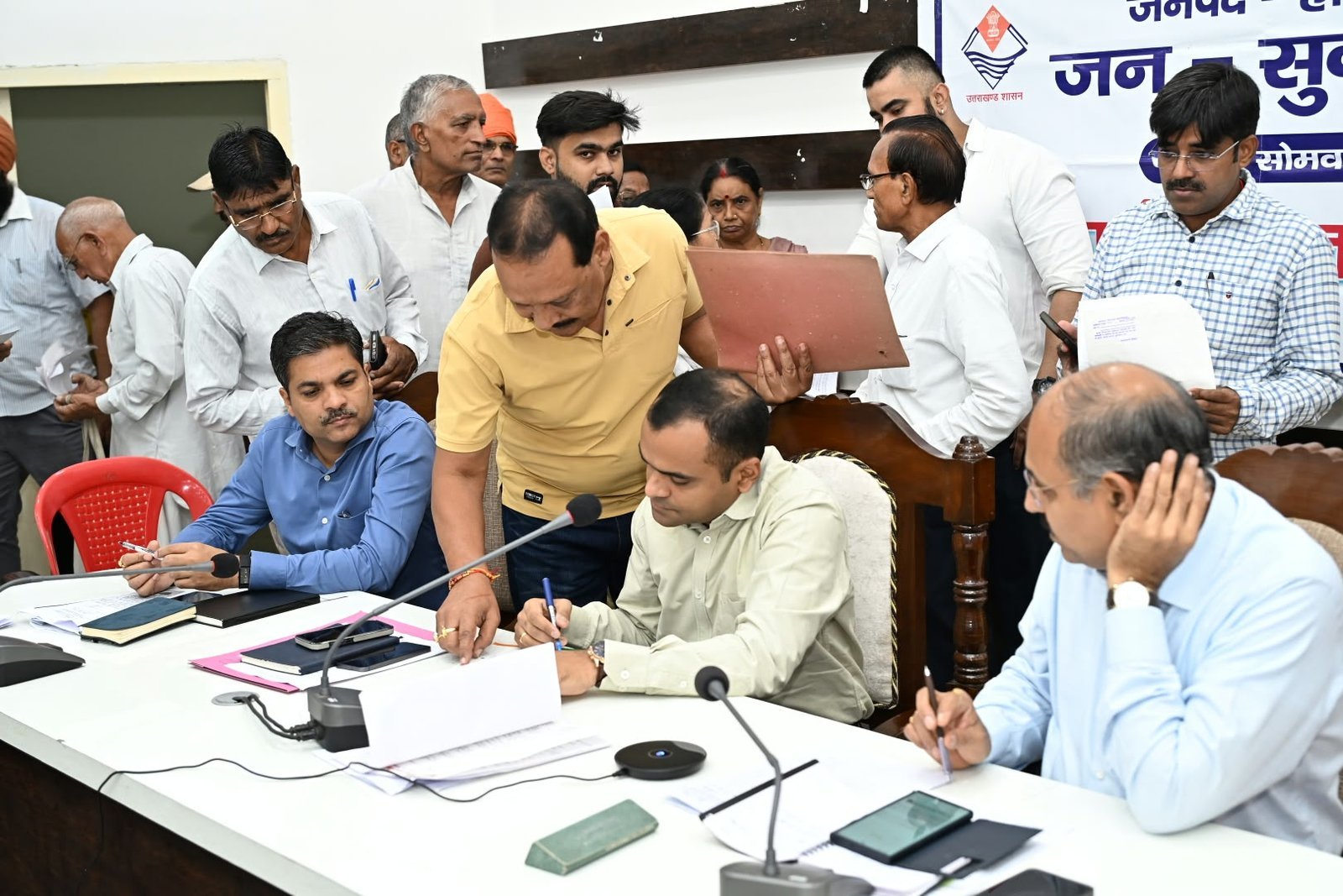 जनपद-वासियों-की-समस्याओं-को-त्वरित-निस्तारण-के-उदेश्य-से.jpg