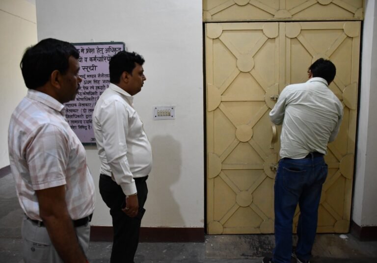 जिलाधिकारी-नितिन-सिंह-भदौरिया-ने-कोषागार-का-अर्द्ध-वार्षिक-निरीक्षण.jpeg