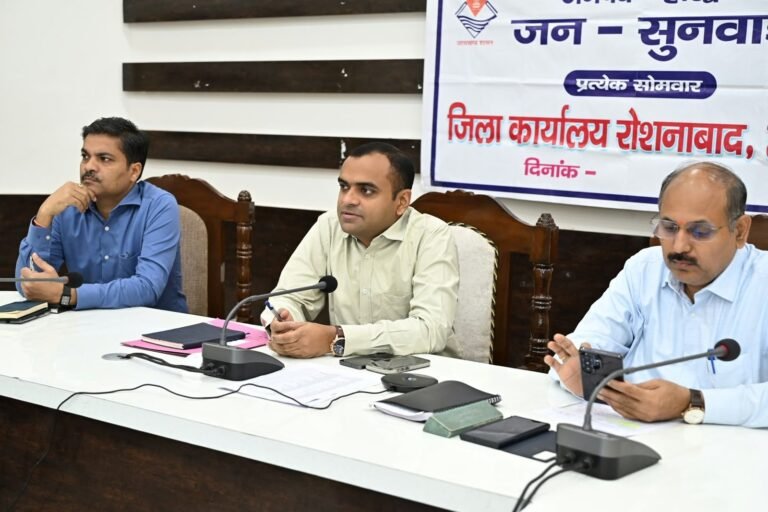 जिलाधिकारी-ने-जनपद-में-संचालित-विभिन्न-योजनाओं-की-समीक्षा-बैठक.jpg