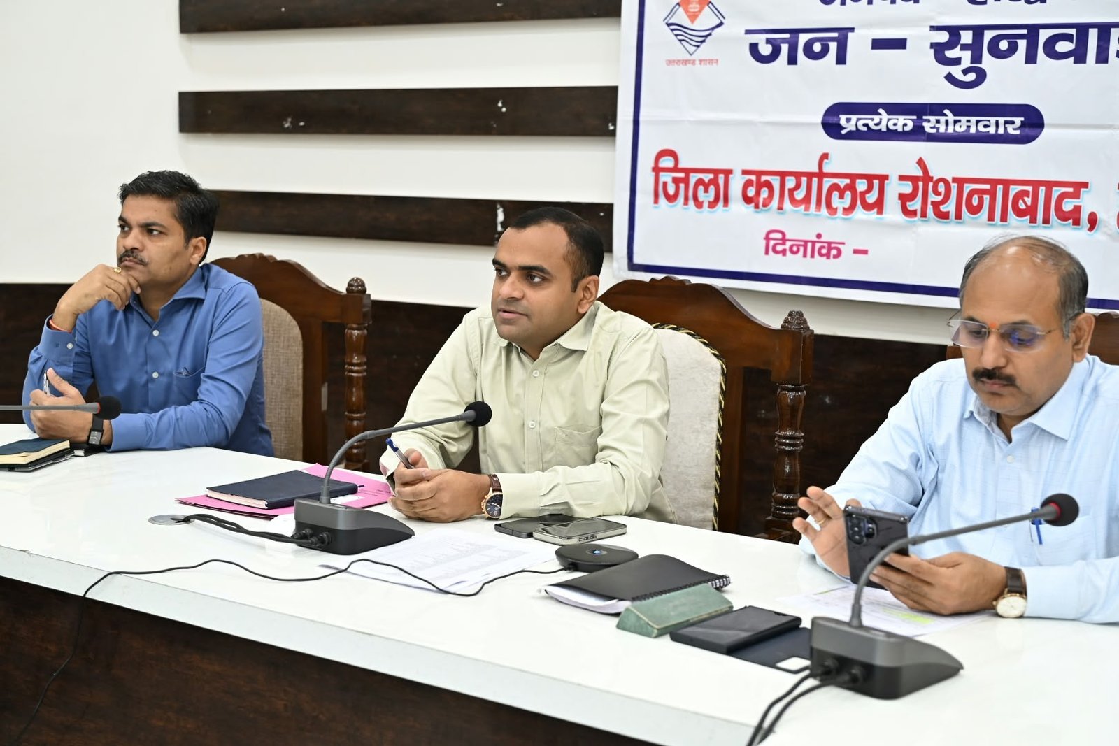 जिलाधिकारी-ने-जनपद-में-संचालित-विभिन्न-योजनाओं-की-समीक्षा-बैठक.jpg