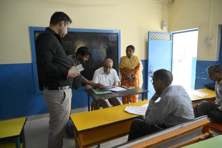निर्वाचक-नामावली-के-सुपर-चेकिंग-का-कार्य-मतदाताओं-के-घर.jpg
