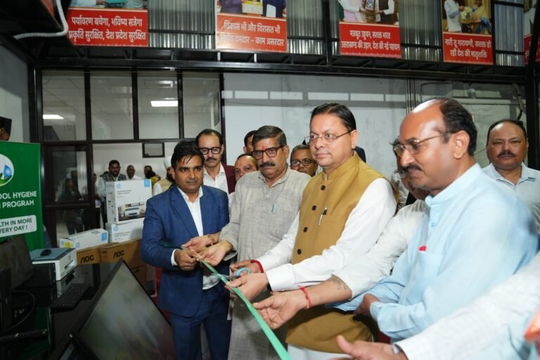 मुख्यमंत्री-ने-चम्पावत-जिले-के-छह-विद्यालयों-में-डिजिटल-लर्निंग.jpg