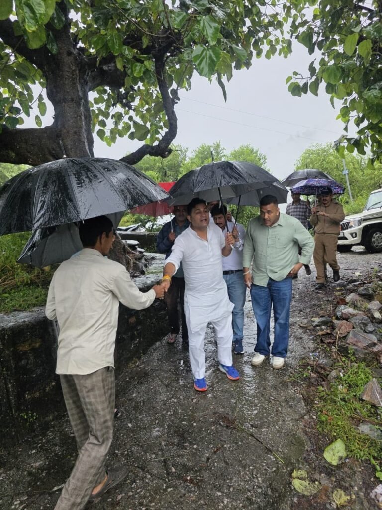 विश्व-पर्यटन-दिवस-पर-मुक्तेश्वर-में-चला-स्वच्छता-अभियान.jpg