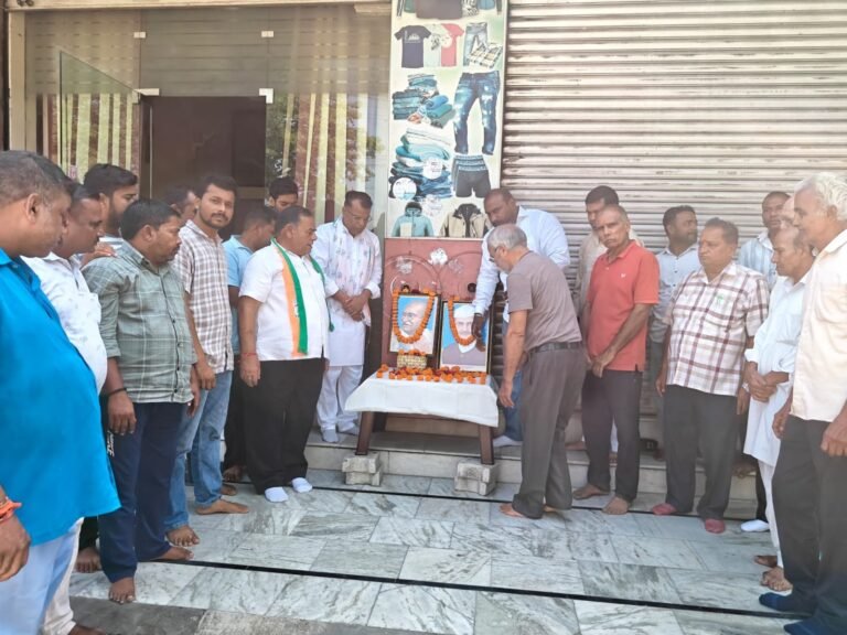 1790952768_195_गांधी-शास्त्री-जी-की-जयंती-पर-कांग्रेस-जनों-ने-किया-नमन.jpeg