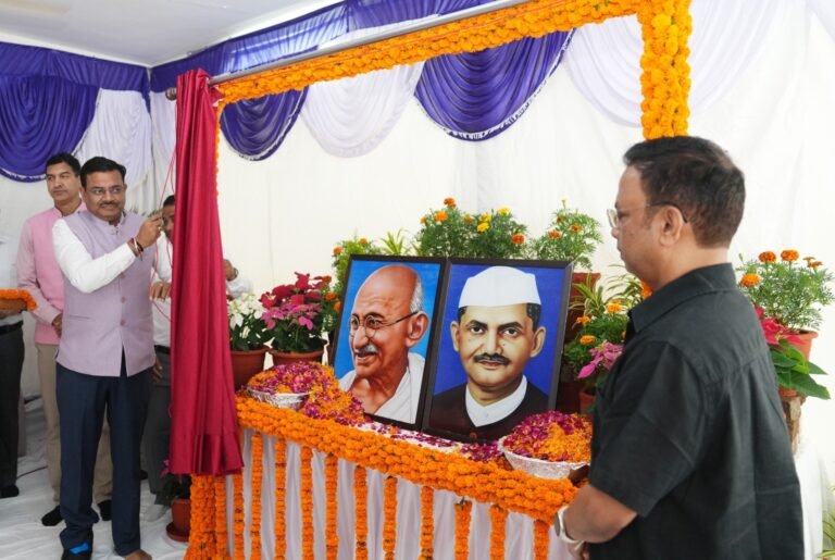 1790953427_647_मुख्य-सचिव-ने-राष्ट्रपिता-महात्मा-गांधी-एवं-पूर्व-प्रधानमंत्री-लाल.jpeg