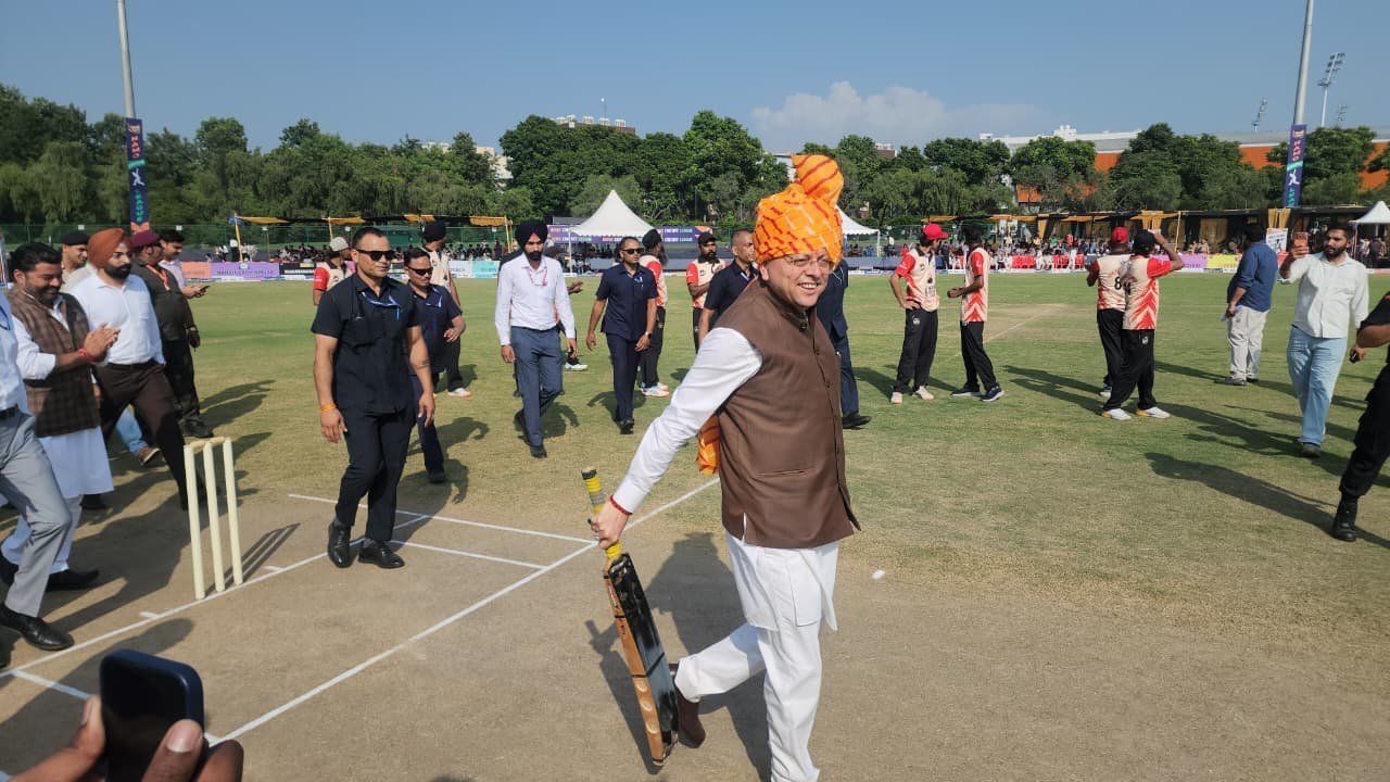 1790953908_790_नमो-क्रिकेट-लीग-में-मुख्यमंत्री-धामी-ने-खिलाड़ियों-के-साथ.jpeg