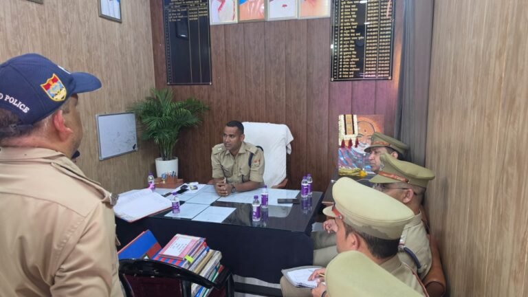 1791072297_220_औचक-भ्रमण-पर-पहुंचे-एसपी-सिटी-कोतवाली-श्यामपुर-का-किया.jpeg