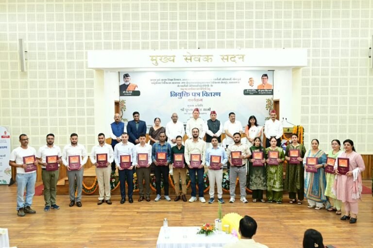 1791212394_641_नव-नियुक्त-कार्मिक-सेवाभाव-संवेदनशीलता-और-समर्पण-के-साथ-निभाएं.jpeg