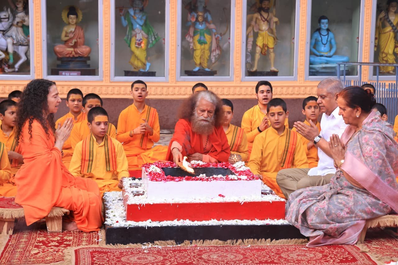 1791284936_469_सनातन-ज्ञान-की-अमूल्य-धरोहर-से-साक्षात्कार-का-ऐतिहासिक-क्षण.jpg