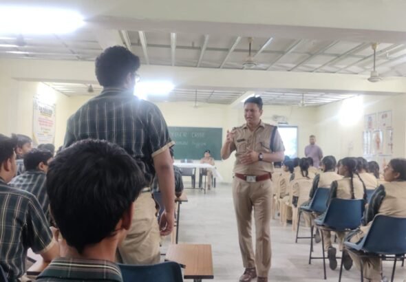 1791476632_512_साइबर-क्राइम-के-संबंध-में-एसएम-पब्लिक-स्कूल-में-जागरूकता.jpg