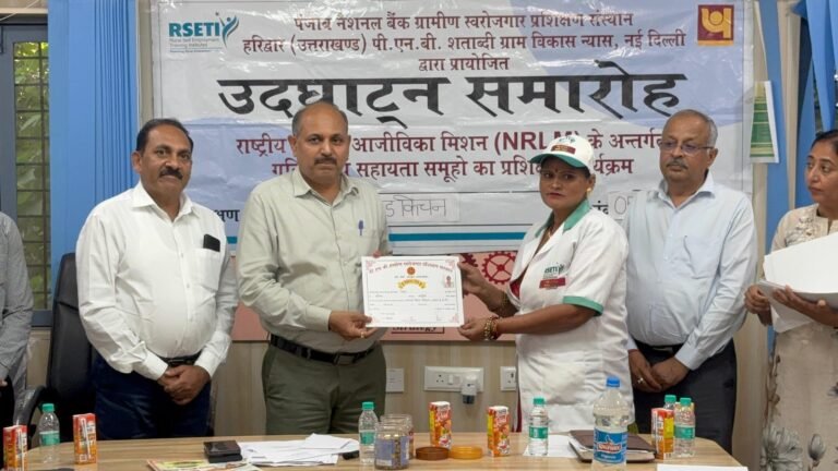 1791639764_846_मुख्य-विकास-अधिकारी-ने-मुख्यमंत्री-उद्यमशाला-योजना-स्पोक-सेंटर-में.jpg