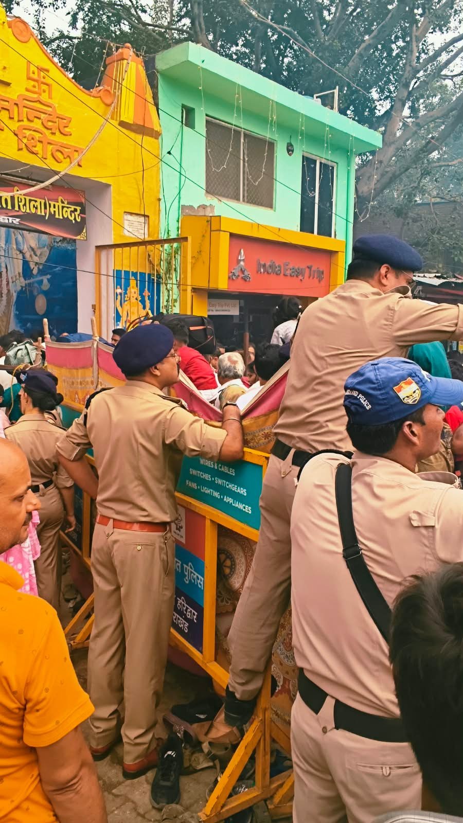 1791647298_818_पितृ-अमावस्या-के-अवसर-पर-एसएसपी-हरिद्वार-नवनीत-सिंह-सुरक्षा.jpeg