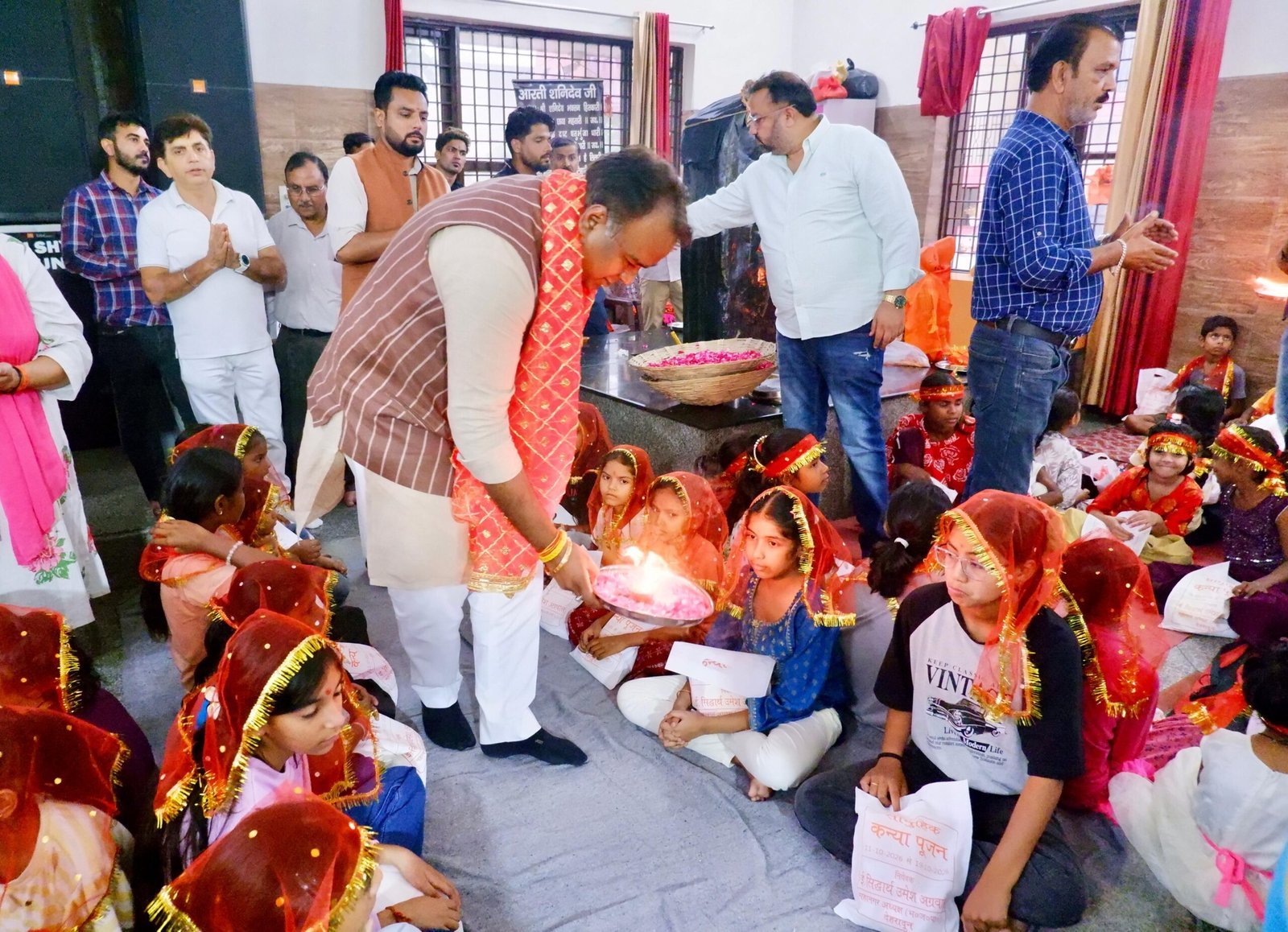 1791799681_884_नवरात्र-के-प्रथम-एवं-द्वितीय-दिवस-पर-2500-कन्याओं-का.jpg