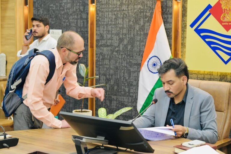 1791818770_594_अपनों-की-प्रताड़ना-से-टूटे-बुजुर्ग-न्याय-की-आस-में.jpg