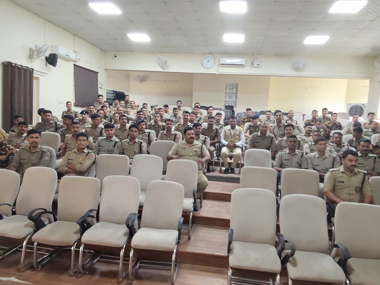 1791936771_349_डॉ-नरेश-चौधरी-ने-600-पुलिस-अधिकारियोंकर्मचारियों-एवं-प्रशिक्षु-पुलिस.jpg