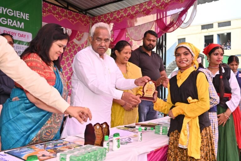 1792063730_36_कैबिनेट-मंत्री-ने-पीएम-श्री-राजकीय-कन्या-इंटर-कॉलेज-ज्वालापुर.jpeg