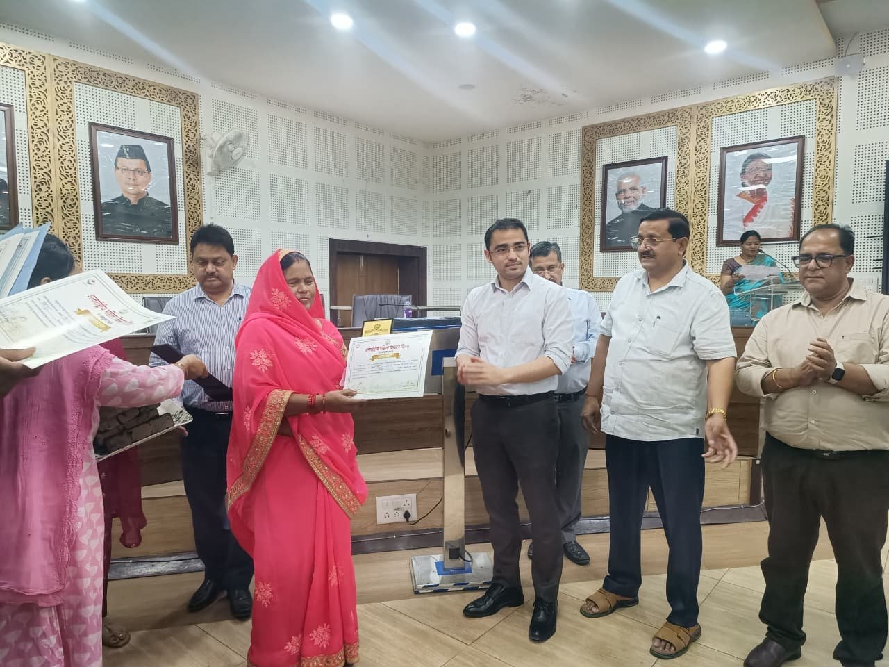 1792077706_394_50-महिला-कृषक-सम्मानित-विकास-भवन-सभागार-में-मुख्य-विकास.jpeg