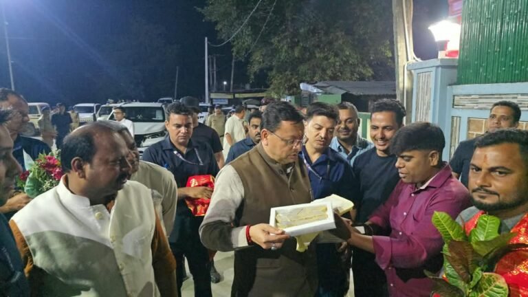 1792334412_979_मुख्यमंत्री-ने-खटीमा-रेलवे-फाटक-के-पास-रुककर-रवि-के.jpeg