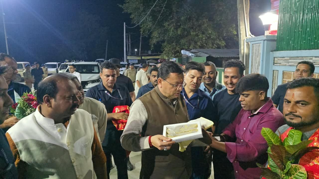 1792334412_979_मुख्यमंत्री-ने-खटीमा-रेलवे-फाटक-के-पास-रुककर-रवि-के.jpeg