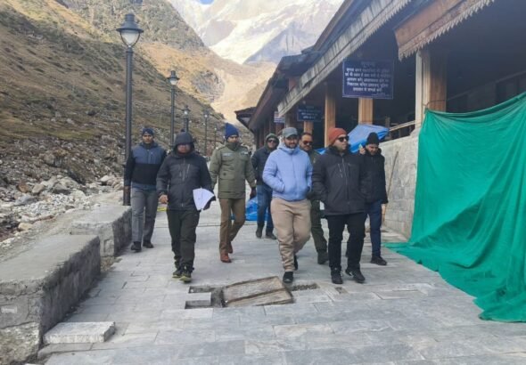1792336067_738_जिलाधिकारी-ने-केदारनाथ-धाम-में-पुनर्निर्माण-एवं-विकास-कार्यों-का.jpeg
