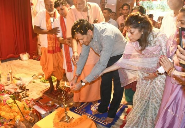 1792336554_55_सचिव-मुख्यमंत्री-आयुक्त-कुमाऊँ-दीपक-रावत-ने-दुर्गा-पूजा.jpeg