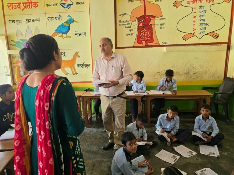 1792766624_875_प्रभारी-जिलाधिकारी-डॉ-ललित-नारायण-मिश्र-ने-किया-आंगनबाड़ी-केंद्र.jpeg