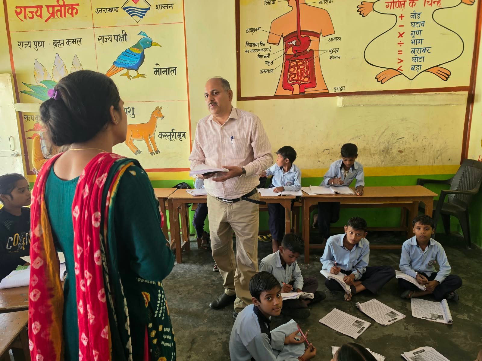1792766624_875_प्रभारी-जिलाधिकारी-डॉ-ललित-नारायण-मिश्र-ने-किया-आंगनबाड़ी-केंद्र.jpeg