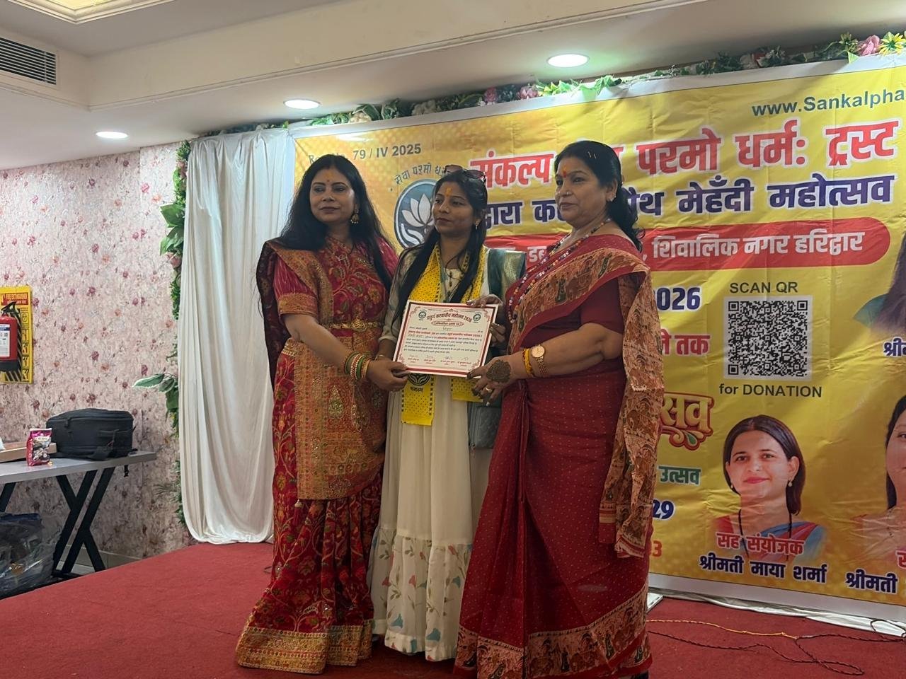 1793102568_637_करवाचौथ-मेहंदी-महोत्सव-में-सजी-हुनर-की-महफिल-बेटियों-की.jpg