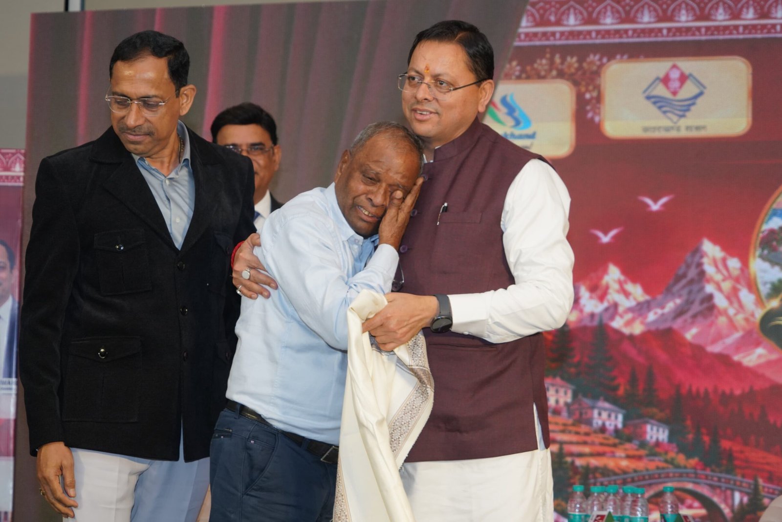1793416018_176_मुख्यमंत्री-धामी-ने-अपने-शिक्षकों-के-चरण-स्पर्श-कर-लिया.jpg