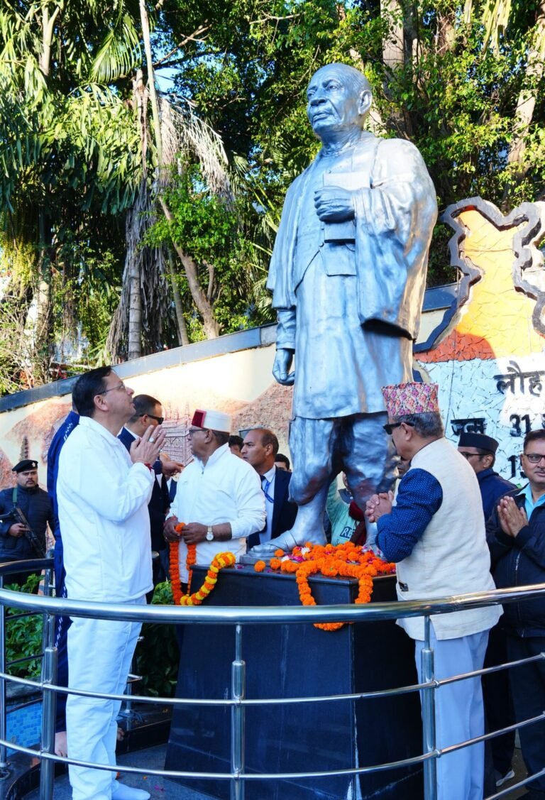 1793416191_16_मुख्यमंत्री-ने-सरदार-वल्लभभाई-पटेल-की-प्रतिमा-पर-पुष्पांजलि-अर्पित.jpg