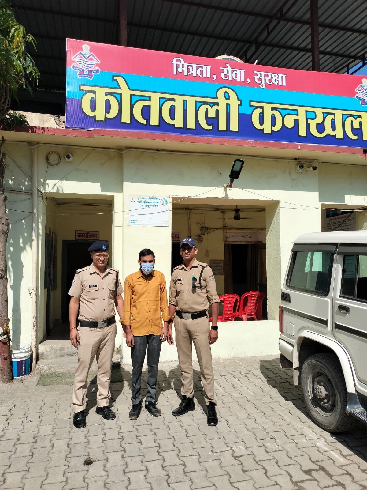 कनखल-पुलिस-व-STF-ने-श्रद्धा-भक्ति-आश्रम-के-महंत.jpg