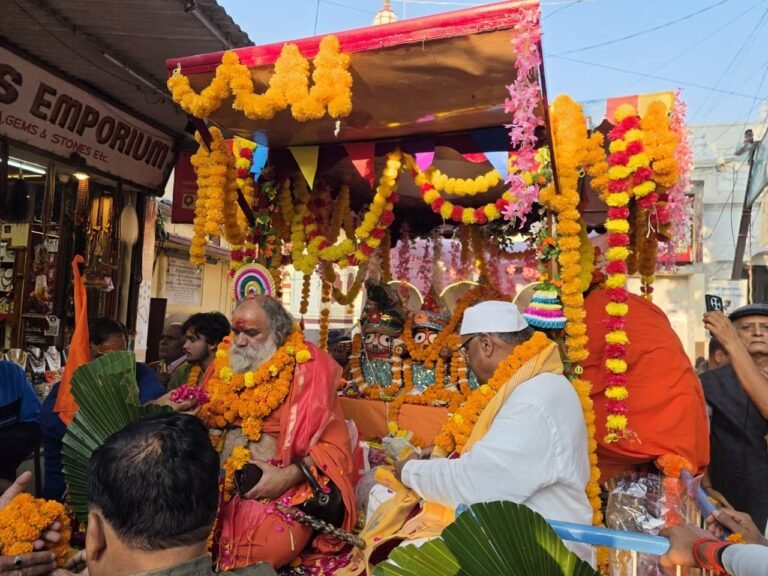 गीता-आश्रम-की-रथ-यात्रा-में-उमड़े-साधु-संत-व-श्रद्धालु.jpeg