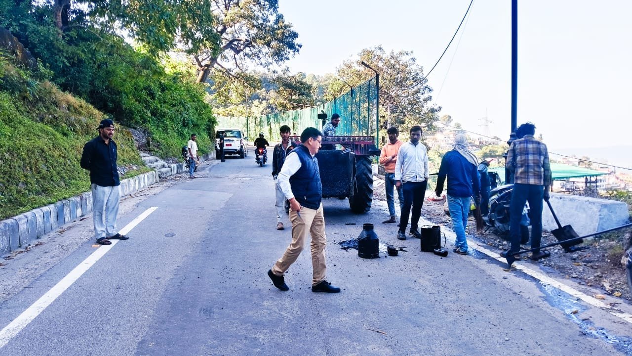जनपद-टिहरी-में-सड़कों-को-गड्ढामुक्त-करने-का-अभियान-तेज.jpg