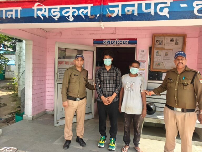 जल-पुलिस-बनी-बिछड़े-बालक-का-सहारा-सकुशल-परिजनों-से.jpeg