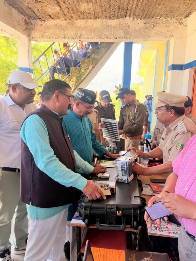 जाखणीधार-के-बड़कोट-में-सेवा-संकल्प-अभियान-के-तहत-दो.jpeg