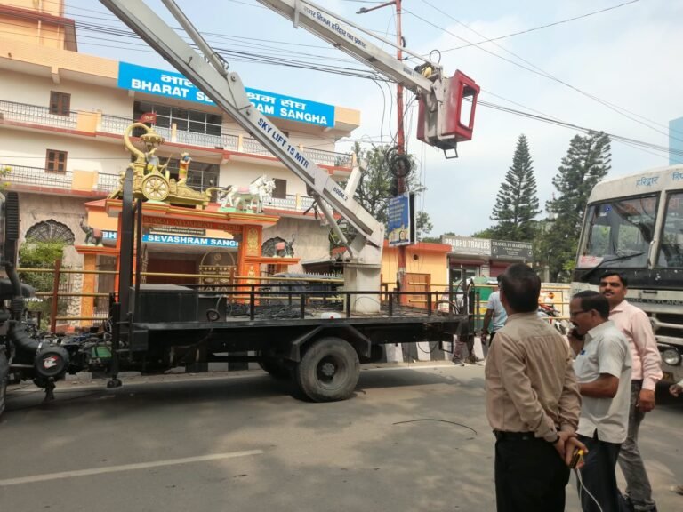 जिलाधिकारी-के-निर्देशों-के-अनुपालन-में-विद्युत-पोलों-पर-विभिन्न.jpeg