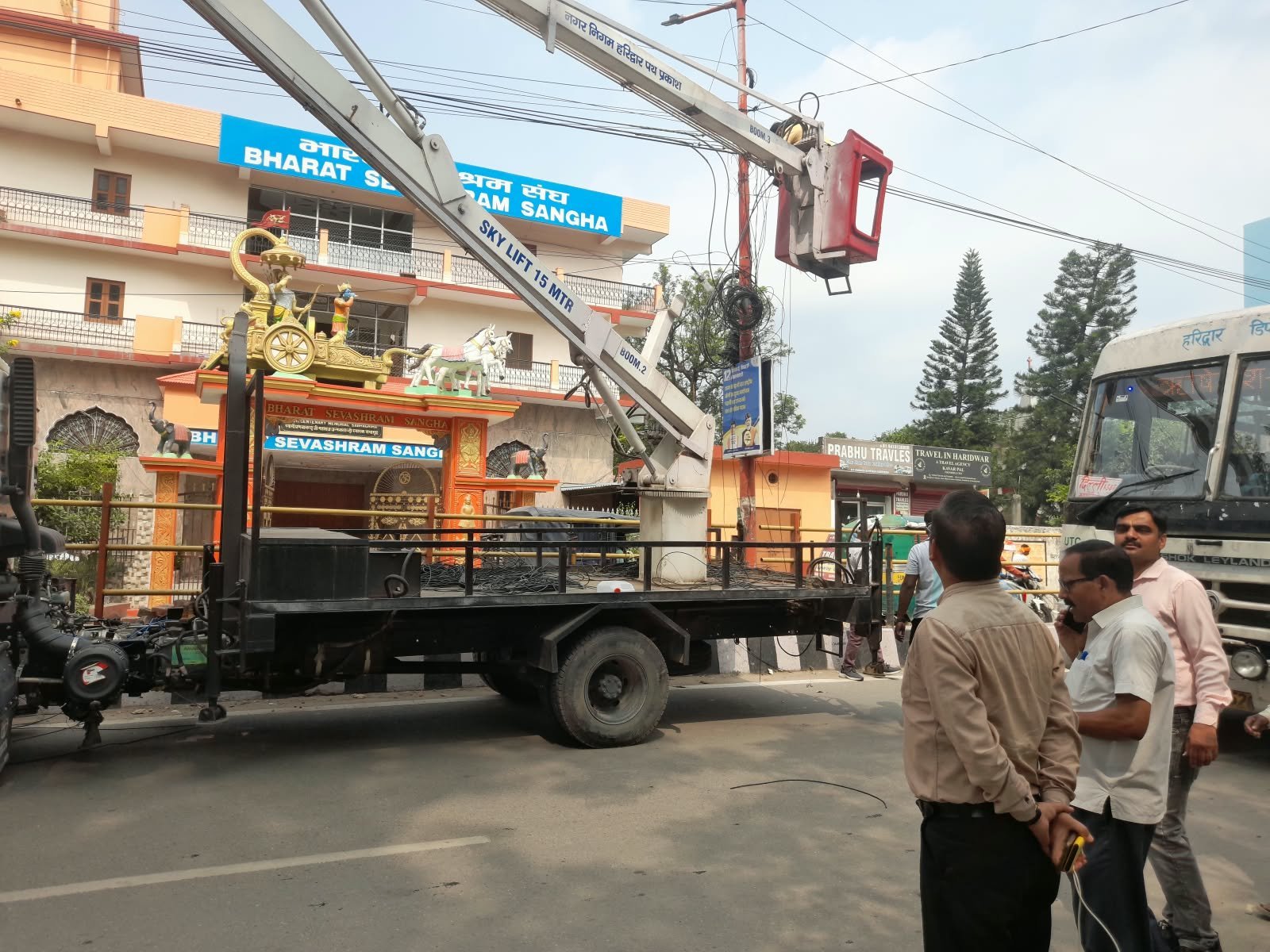जिलाधिकारी-के-निर्देशों-के-अनुपालन-में-विद्युत-पोलों-पर-विभिन्न.jpeg