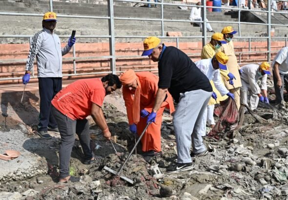 प्रेमनगर-आश्रम-के-स्वयंसेवक-उतरे-स्वच्छता-अभियान-में-बंद-गंगा.jpeg