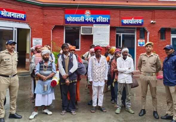 श्रद्धालुओं-को-परेशान-कर-रहे-भिक्षुकोंं-पर-पुलिस-की-कार्रवाई.jpeg