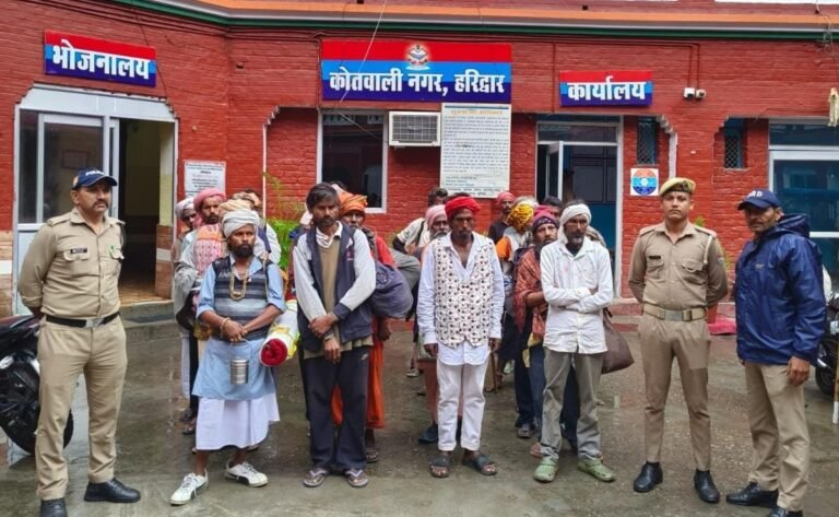 श्रद्धालुओं-को-परेशान-कर-रहे-भिक्षुकोंं-पर-पुलिस-की-कार्रवाई.jpeg