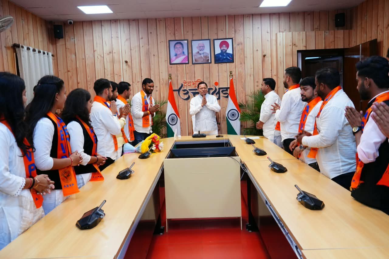 सीएम-धामी-से-एबीवीपी-के-नवनिर्वाचित-पदाधिकारियों-ने-की-भेंट.jpeg