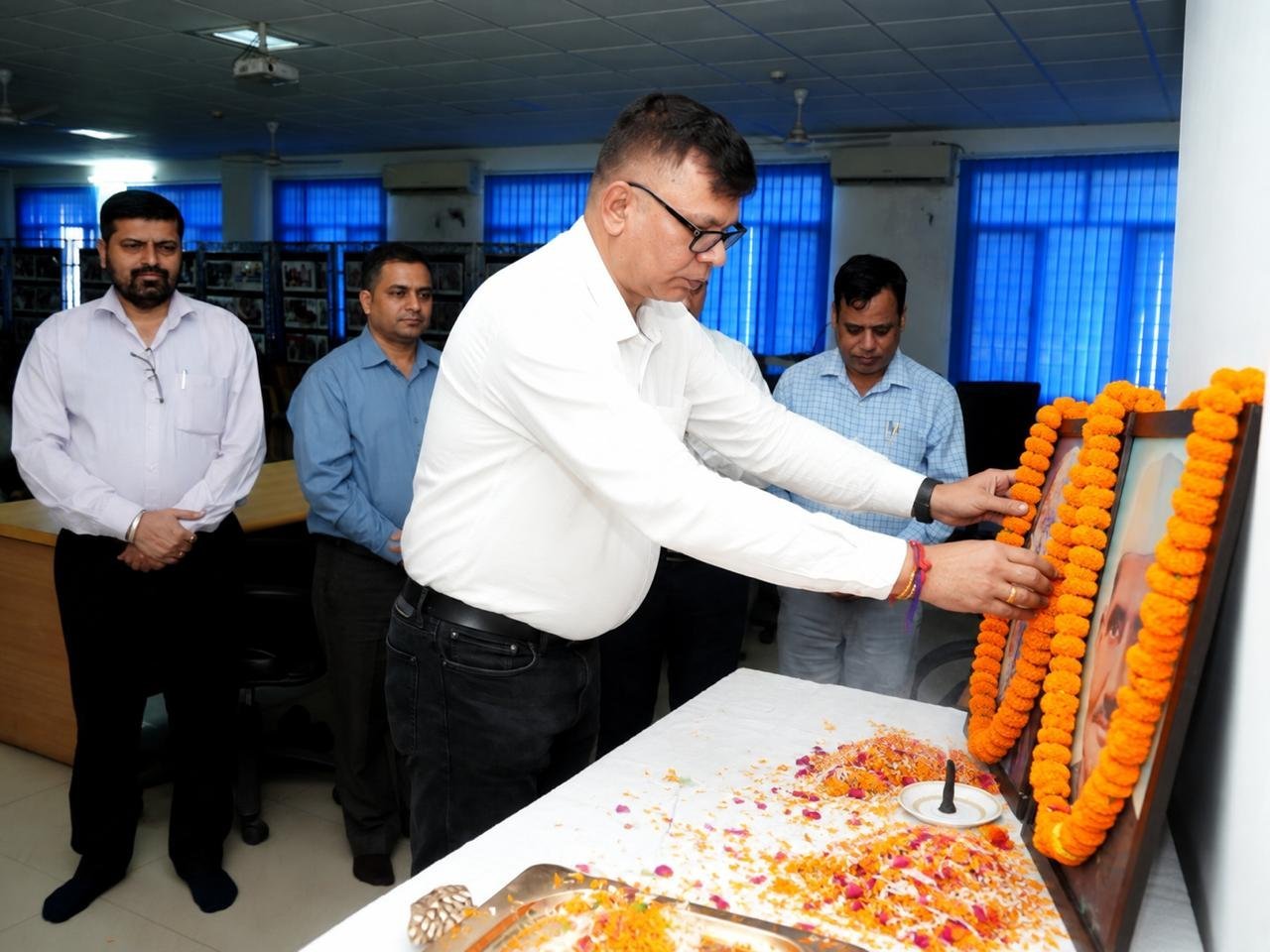सूचना-एवं-लोकसंपर्क-विभाग-उत्तराखण्ड-में-दोनों-महापुरुषों-को-श्रद्धापूर्वक.jpeg