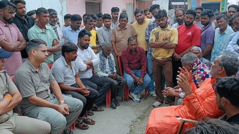हाथी-के-हमले-में-मृतक-किसान-को-स्वामी-यतीश्वरानंद-ने.jpeg